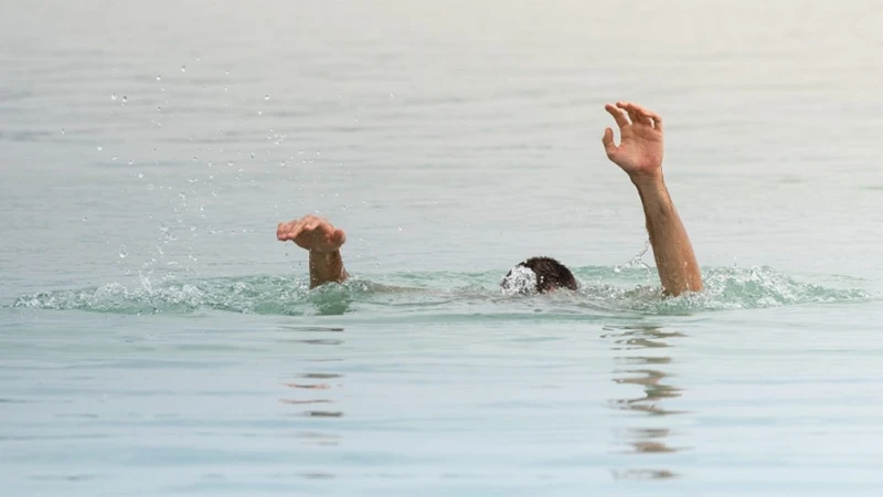 Visul De A Înota Într-Un Loc Familiar